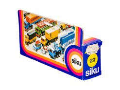 Siku 2215 Mercedes Unimog mit Absperrtafel 1:55 OVP 5 Siku 2215 Mercedes Unimog mit Absperrtafel 1:55 OVP – Bild 2
